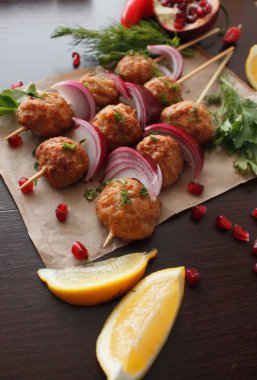 Köfte şiş, köfte ve kırmızı soğan lezzetli oryantal mutfağı, görünümü top