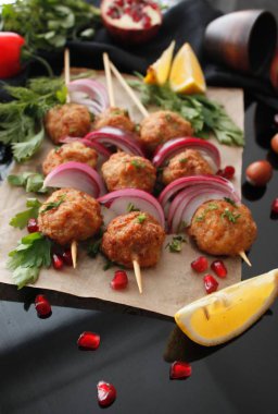 Köfte şiş, köfte ve kırmızı soğan lezzetli oryantal mutfağı, görünümü top