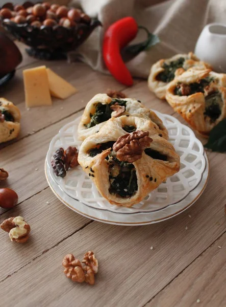 Puffs de espinacas con adición de queso, nueces y semillas de sésamo. Estilo rústico . — Foto de Stock