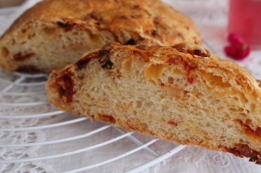 Güneşte kurutulmuş domates peynir ve kızamık ile ekmek