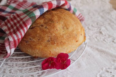 Güneşte kurutulmuş domates peynir ve kızamık ile ekmek