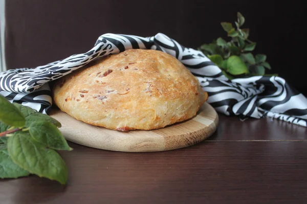 Pan con queso de tomate secado al sol y agracejo — Foto de Stock