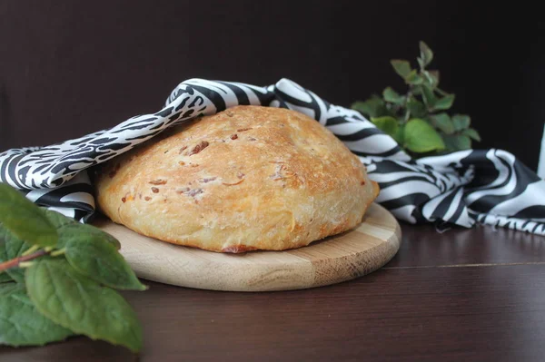 Хлеб с сушеным томатным сыром и барбарис — стоковое фото