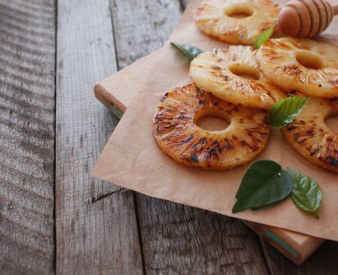 Tatlım, üstten görünüm eklenmesi ile ızgara ananas dilimleri