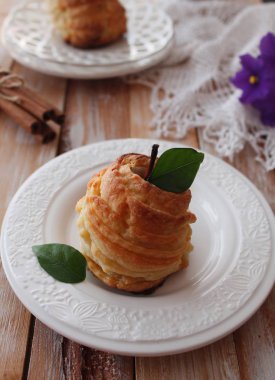 Lezzetli ev yapımı armut puf böreği içinde 