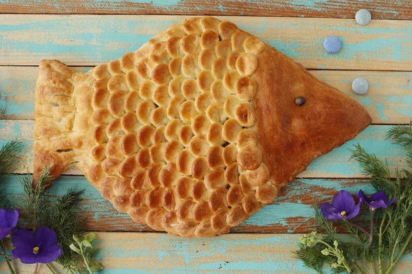 Пирог в виде рыбы, деревенский стиль . — стоковое фото