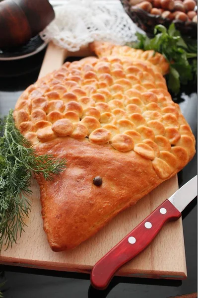 Pastel en forma de pescado, estilo rústico . — Foto de Stock