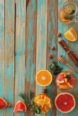 Detoks, ahşap arka plan için infüzyon su yelpazesi