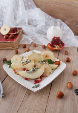 Armut, mavi peynir, meze salata