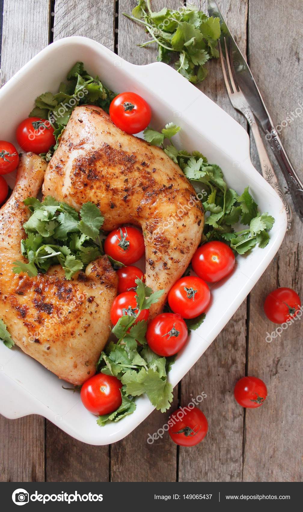 Cuarto de pollo al horno con tomates cherry. Asado de cuarto de ... Cuarto de pollo al horno con tomates cherry. Asado de cuarto de ...