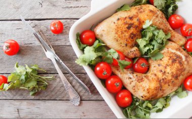 Fırında tavuk çeyrek kiraz domates ile. Tavuk çeyrek kiraz domates ilavesi ile kızartma. Seçici odak