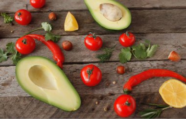 Avokado malzemeler ve baharat avokado Yapıştır veya guacamole. Avokado, maydanoz, biber biber, domates bir odun Background.Food veya sağlıklı beslenme kavramı. Vejetaryen. seçici odak.