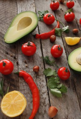 Avokado malzemeler ve baharat avokado Yapıştır veya guacamole. Avokado, maydanoz, biber biber, domates bir odun Background.Food veya sağlıklı beslenme kavramı. Vejetaryen. seçici odak.