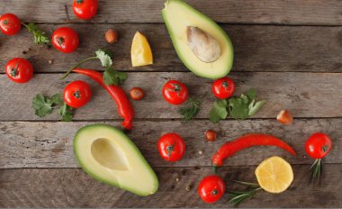 Avokado malzemeler ve baharat avokado Yapıştır veya guacamole. Avokado, maydanoz, biber biber, domates bir odun Background.Food veya sağlıklı beslenme kavramı. Vejetaryen. seçici odak.