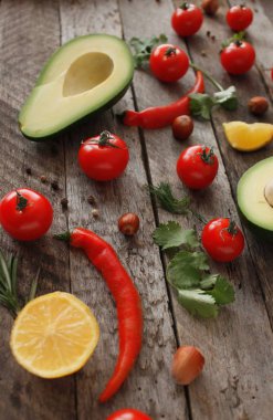 Avokado malzemeler ve baharat avokado Yapıştır veya guacamole. Avokado, maydanoz, biber biber, domates bir odun Background.Food veya sağlıklı beslenme kavramı. Vejetaryen. seçici odak.