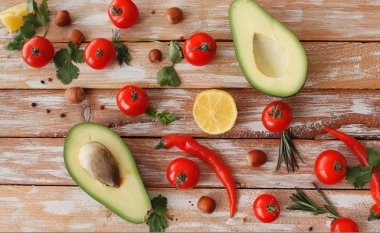 Avokado malzemeler ve baharat avokado Yapıştır veya guacamole. Avokado, maydanoz, biber biber, domates bir odun Background.Food veya sağlıklı beslenme kavramı. Vejetaryen. seçici odak.