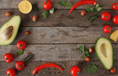 Avokado malzemeler ve baharat avokado Yapıştır veya guacamole. Avokado, maydanoz, biber biber, domates bir odun Background.Food veya sağlıklı beslenme kavramı. Vejetaryen. seçici odak.