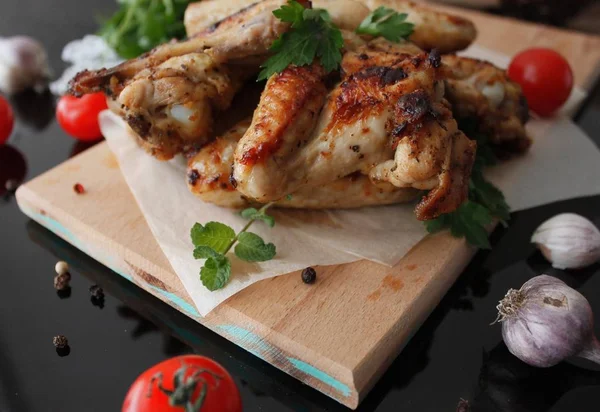 Alitas de pollo en tablero de madera — Foto de Stock