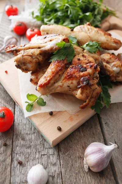 Alitas de pollo en tablero de madera — Foto de Stock