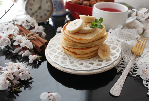 Panqueques de plátano para desayunar en un plato blanco. Estilo rústico . — Foto de Stock