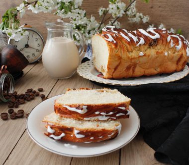 Badem, hamur mayaları, bahar çiçekleri ile muz pasta
