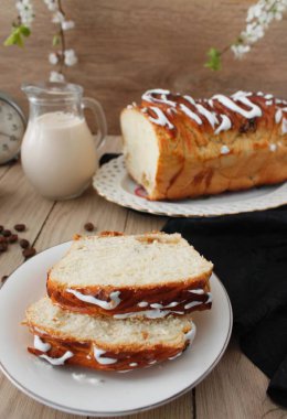 Badem, hamur mayaları, bahar çiçekleri ile muz pasta