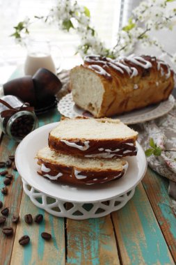 Badem, hamur mayaları, bahar çiçekleri ile muz pasta