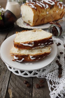 Badem, hamur mayaları, bahar çiçekleri ile muz pasta