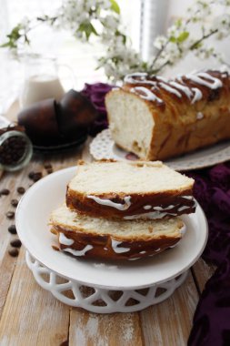Badem, hamur mayaları, bahar çiçekleri ile muz pasta