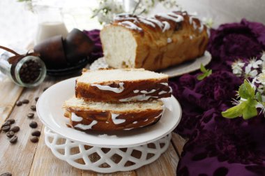 Badem, hamur mayaları, bahar çiçekleri ile muz pasta