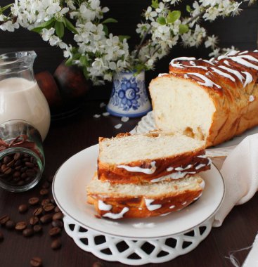Badem, hamur mayaları, bahar çiçekleri ile muz pasta
