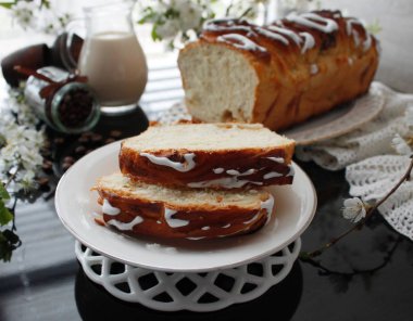 Badem, hamur mayaları, bahar çiçekleri ile muz pasta