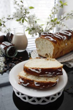 Badem, hamur mayaları, bahar çiçekleri ile muz pasta
