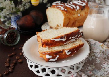 Badem, hamur mayaları, bahar çiçekleri ile muz pasta