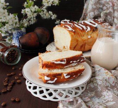Badem, hamur mayaları, bahar çiçekleri ile muz pasta