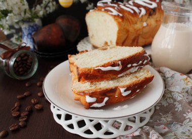 Badem, hamur mayaları, bahar çiçekleri ile muz pasta