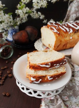 Badem, hamur mayaları, bahar çiçekleri ile muz pasta