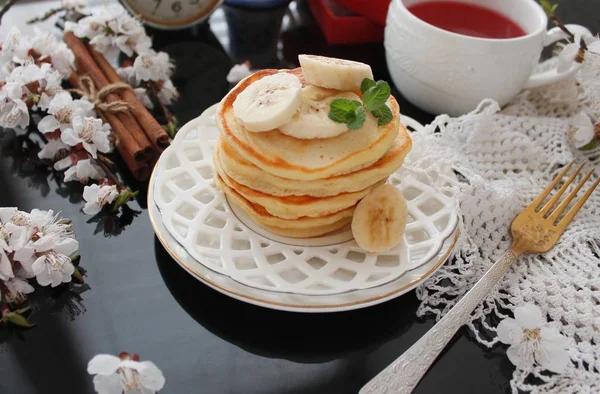 Crêpes à la banane pour un petit déjeuner sur une assiette blanche. Style rustique . — Photo