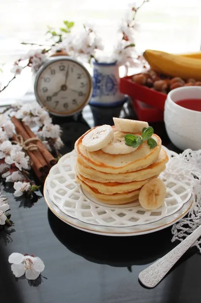 Panqueques de plátano para desayunar en un plato blanco. Estilo rústico . — Foto de Stock