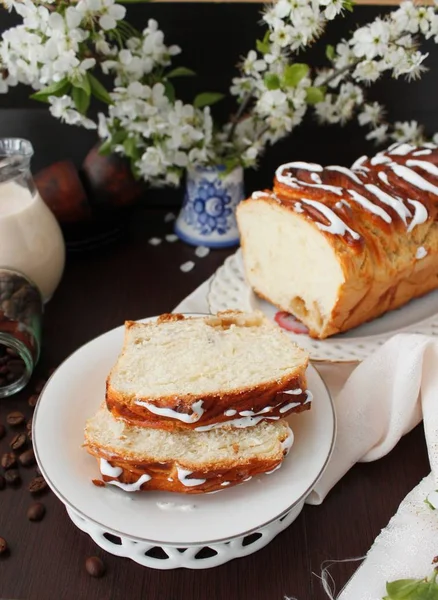 Tarta de plátano con almendras, masa de levadura, flores de primavera — Foto de Stock