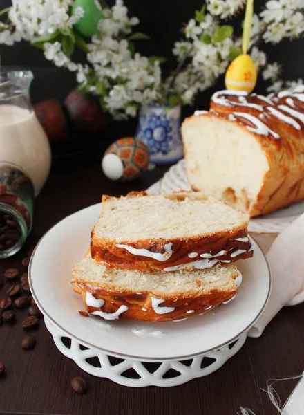 Tarta de plátano con almendras, masa de levadura, flores de primavera — Foto de Stock