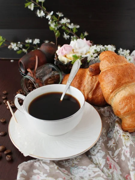 Kaffee to go mit Croissants — Stockfoto