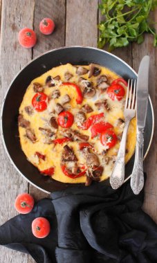 Fritata biber, mantar ve kiraz domates