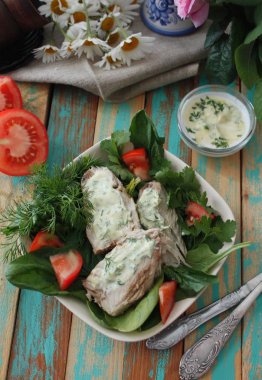 Yeşil salata uskumru ve yoğurt sos ile