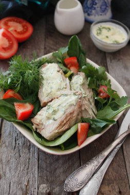 Yeşil salata uskumru ve yoğurt sos ile