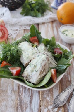 Yeşil salata uskumru ve yoğurt sos ile