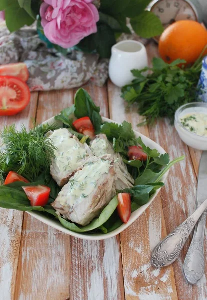 Salada verde com cavala e molho de iogurte — Fotografia de Stock