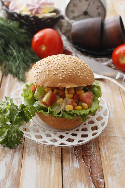 Salada em um hambúrguer — Fotografia de Stock