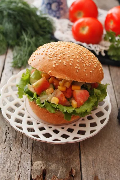 Salada em um hambúrguer — Fotografia de Stock