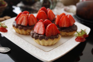 Peynir tartlets çikolata ve tatlı çilek tatlı ile 